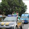 Potret dua siswi berprestasi SMAN 1 Gapura saat diarak menggunakan Mobil Kapolsek dalam Rangka Pekan Olahraga Pelajar Nasional) Jakarta Tahun 2025 (Hanafi/Yakusa.id)