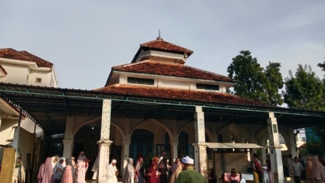 Potret; Jamaah hendak turun dari Masjid usai Shalat Idul Fitri 1447 H (Hanafi/Yakusa)