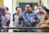 Direktur BPRS Bhakti Sumekar (kanan) memberikan apresiasi terhadap ICP UNIBA Madura (Istimewa)