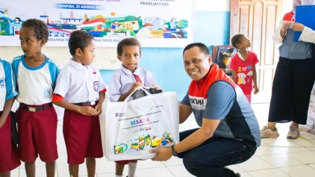 Seragam Baru, Semangat Baru: Pertamina Hadir untuk Anak-anak Papua