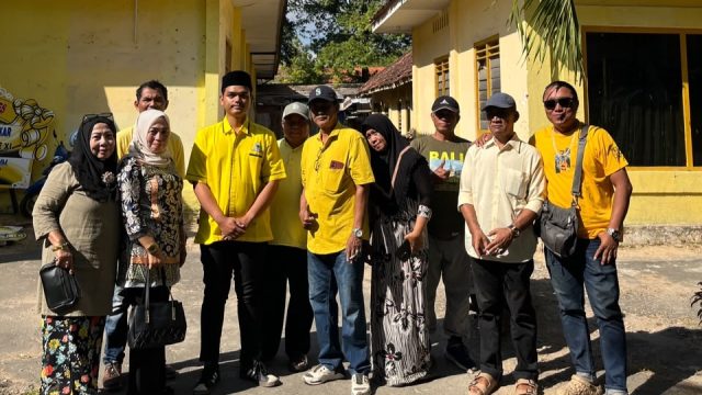 Sasar Warga yang Berjuang di Jalanan, Golkar Sumenep Bagikan 60 Paket Makanan