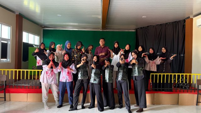 Asah Mental dan Speaking, Siswa SMP Integral Luqman Al Hakim Sumenep Sukses Gelar Pentas Teater Tunggal