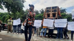 Gabungan LSM Demo Polda Jatim Dukung Penegakan Hukum Kasus Sengketa Tanah di Pamekasan