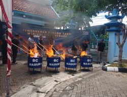 Bea Cukai Madura Musnahkan Rokok dan Minuman Berakohol Tanpa Pita Cukai