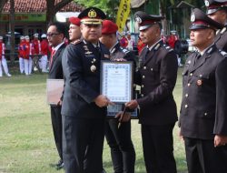 HUT Bhayangkara ke-79, Kapolres Pamekasan Berikan Penghargaan Satya Lencana Kesetiaan dan Personel Berprestasi