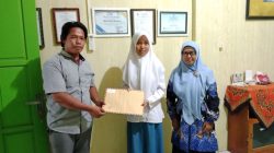 Kepala Biro Amirul saat menyerahkan penghargaan terhadap siswi SMA NU yang didampingi Kepala Sekolah, Sri Farida Hartatik(Hanafi/Yakusa)