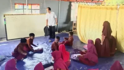 Pasca Bencana, Dua Sekolah di Pamekasan Gelar KBM Darurat di Rumah dan Tenda Warga