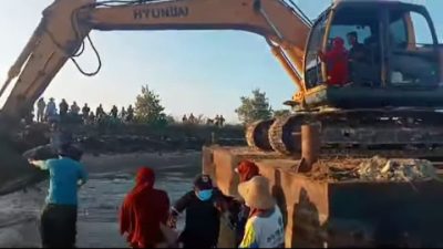 Warga Desa Gersik Putih saat menolak pembangunan tambak dilaut berSHM (Amir/YAKUSA)