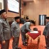 Wakil Ketua DPRD Kabupaten Sumenep H. Indra Wahyudi, SE, M.Si. saat melakukan tandatangan (Amir/Yakusa.id)