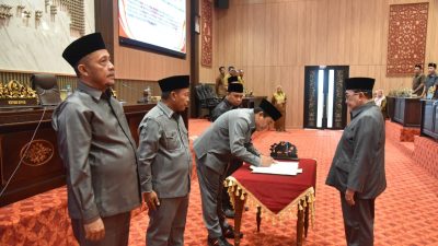 Wakil Ketua DPRD Kabupaten Sumenep H. Indra Wahyudi, SE, M.Si. saat melakukan tandatangan (Amir/Yakusa.id)