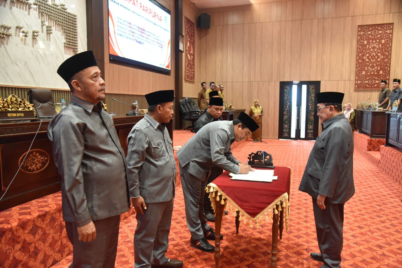 Wakil Ketua DPRD Kabupaten Sumenep H. Indra Wahyudi, SE, M.Si. saat melakukan tandatangan (Amir/Yakusa.id)