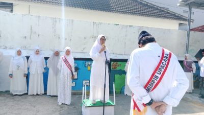 Kepala Satuan Pendidikan, Sri Farida Hartatik S. Pd mengajak untuk seluruh siswa/i mengingat perjuangan santri sebagai refleksi sejarah (Hanafi/Yakusa.id)