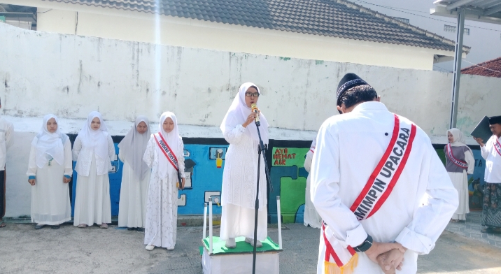 Kepala Satuan Pendidikan, Sri Farida Hartatik S. Pd mengajak untuk seluruh siswa/i mengingat perjuangan santri sebagai refleksi sejarah (Hanafi/Yakusa.id)