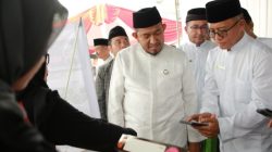 Bupati Fauzi saat berkunjung ke Bazar UMKM dan Pasar Murah didampingi Direktur BPRS, Hairil Fajar (Berkacamata) Pemkab Sumenep for Yakusa.id