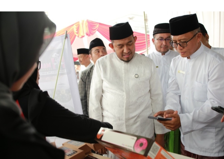 Bupati Fauzi saat berkunjung ke Bazar UMKM dan Pasar Murah didampingi Direktur BPRS, Hairil Fajar (Berkacamata) Pemkab Sumenep for Yakusa.id