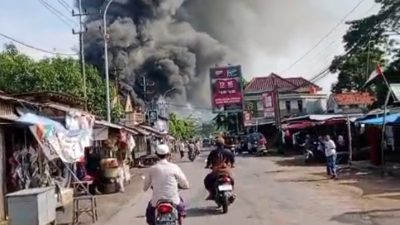 Detik-detik video amatir warga merekam sejumlah kios di Ganding