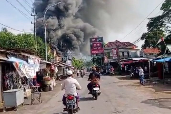 Detik-detik video amatir warga merekam sejumlah kios di Ganding