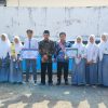 Potret penerimaan hadiah bagi siswa dan siswi berprestasi saat pelaksanaan upacara HGN 2025
