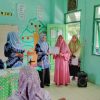 Wali Kelas Fase F1 saat menyerahkan penghargaan terhadap wali murid dari siswi berprestasi (Hanafi/Yakusa)