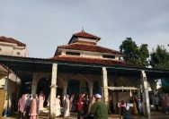 Potret; Jamaah hendak turun dari Masjid usai Shalat Idul Fitri 1447 H (Hanafi/Yakusa)