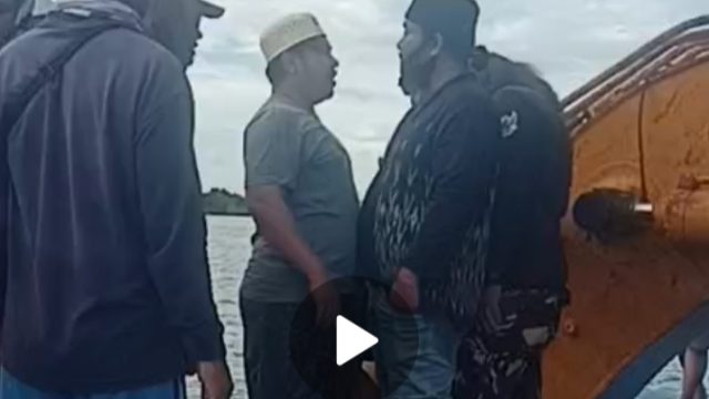 Detik-detik cuplikan video amatir warga Gersik Putih halau ekskavator (M.A.M/Yakusa)
