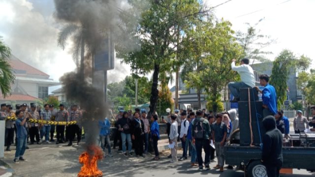 Puluhan mahasiswa PMII gelar aksi demontrasi di depan BRI Sumenep (Hanafi/Yakusa)