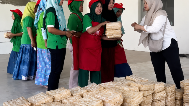 PT ESM Gunakan Besek Bambu untuk Pembagian Daging Kurban Ramah Lingkungan