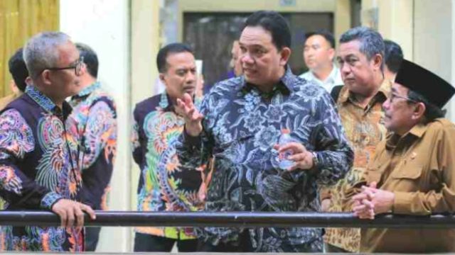 Direktur BPRS Bhakti Sumekar (kanan) memberikan apresiasi terhadap ICP UNIBA Madura (Istimewa)