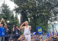 Potret Gubernur Jabar, Dedi Mulyadi saat ikut konvoi bersama Bobotoh (JPNN)