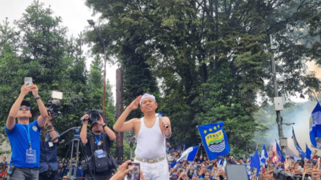 Potret Gubernur Jabar, Dedi Mulyadi saat ikut konvoi bersama Bobotoh (JPNN)