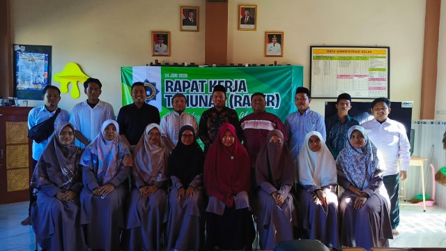 Satukan Langkah Menuju Sekolah Pilihan Masa Depan, SMP Integral Luqman Al- Hakim Sumenep Gelar Rapat Kerja