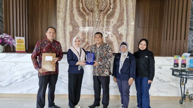 Front One and Azana Style Hotel Madura Kantongi Sertifikat Halal