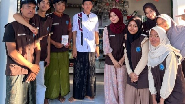 Mahasiswa KKN UIN Madura Dampingi UMKM Toko Al-Arab Azizah di Pakong Go Digital Lewat QRIS