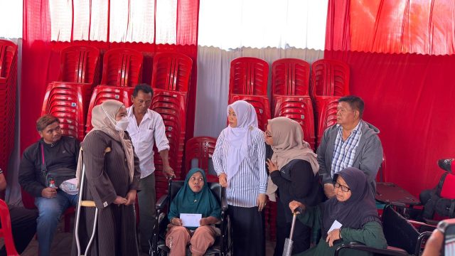 Warga Terima Alat Bantu, Sampaikan Terima Kasih kepada Hj. Ansari