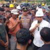 Keterangan Foto: Ratusan warga Kecamatan Sawit Seberang menggelar demonstrasi di depan Pabrik Kelapa Sawit (PKS) PTPN IV Regional 2 Sawit Seberang (For Yakusa)