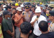 Keterangan Foto: Ratusan warga Kecamatan Sawit Seberang menggelar demonstrasi di depan Pabrik Kelapa Sawit (PKS) PTPN IV Regional 2 Sawit Seberang (For Yakusa)