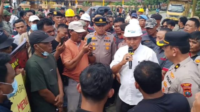 Keterangan Foto: Ratusan warga Kecamatan Sawit Seberang menggelar demonstrasi di depan Pabrik Kelapa Sawit (PKS) PTPN IV Regional 2 Sawit Seberang (For Yakusa)