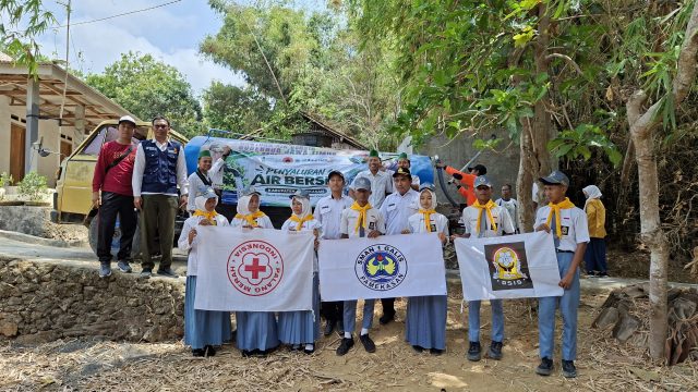 Kekeringan Melanda Pamekasan, MDMC-LAZISMU Gandeng HMI hingga Sekolah Amankan Pasokan Air di Titik Ibadah