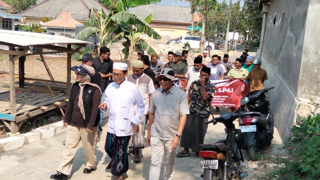 Hj. Ansari Bantu Pavingisasi Jalan Rusak di Pamekasan, Warga Bergotong Royong