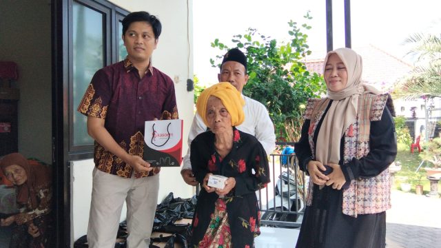 Hj Ansari Perjuangkan Kebutuhan Warga Rentan, Suidah Guru Ngaji Berusia 100 Tahun Terima Alat Bantu Dengar
