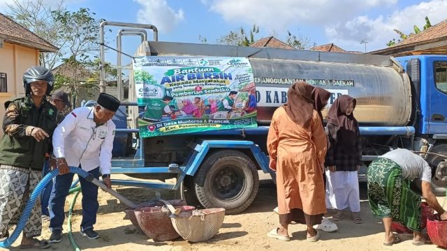 Atasi Dampak Kekeringan, NU Care-LAZISNU Kota Sumenep Dropping Air Bersih ke Dua Desa